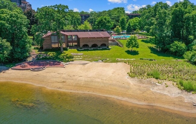 Building Photo - 125 Lakeview Dr