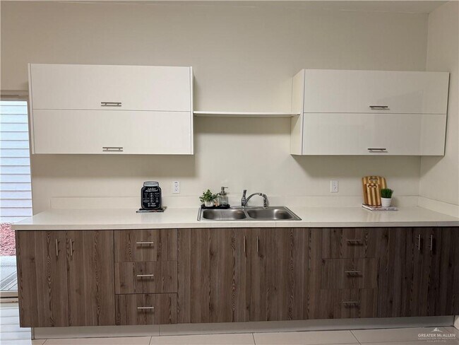 Building Photo - 26 S 6th St