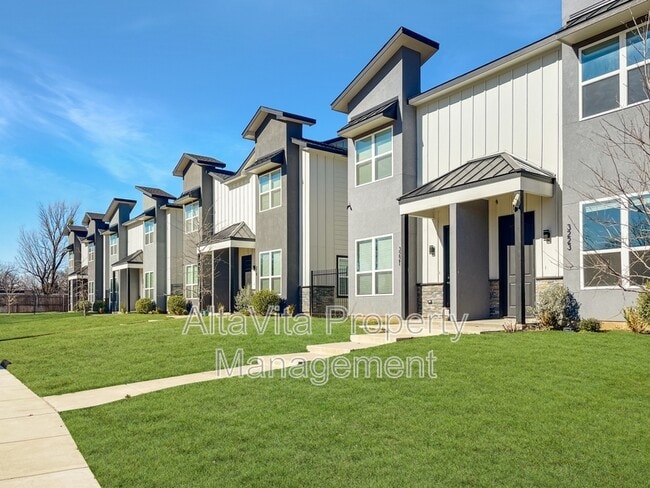 Building Photo - 3213 Chenault St
