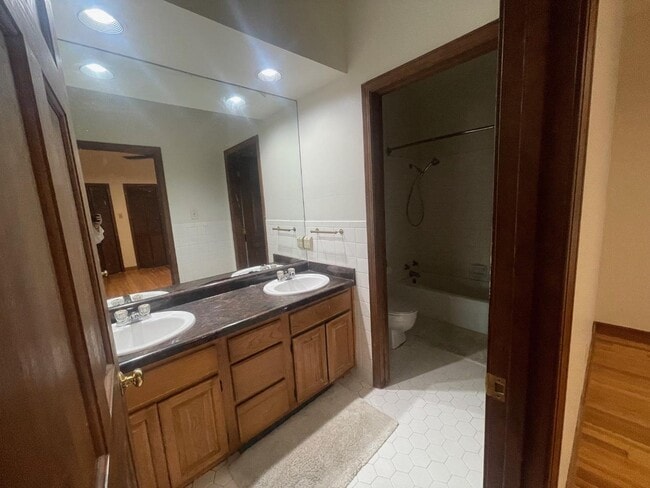 Building Photo - 4611 Woodlawn Dr