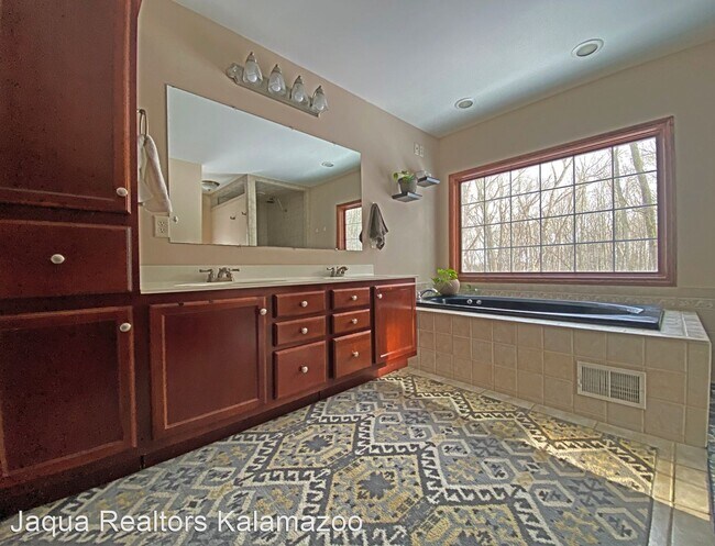 Building Photo - 4 br, 3.5 bath House - 7270 Owen Drive