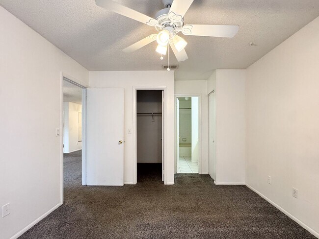 Building Photo - Spacious 1 bedroom 1 bathroom in DelRey Community!