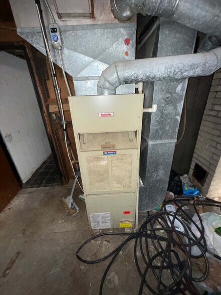 Building Photo - 1309 Barney Ave