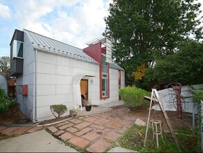 Building Photo - Cool House