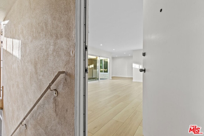 Building Photo - 330 E Dryden St