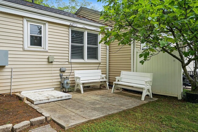 Building Photo - Fully Furnished Home, CONVENIENT LOCATION
