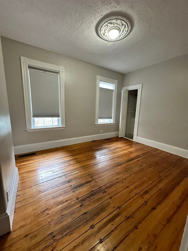 Building Photo - 147 L St