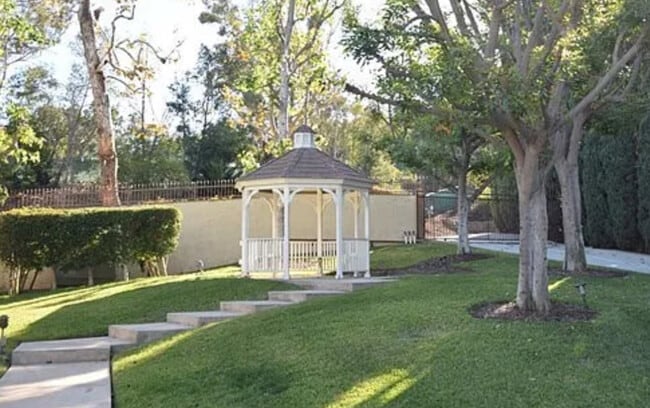 Building Photo - 2501 Temple Ave
