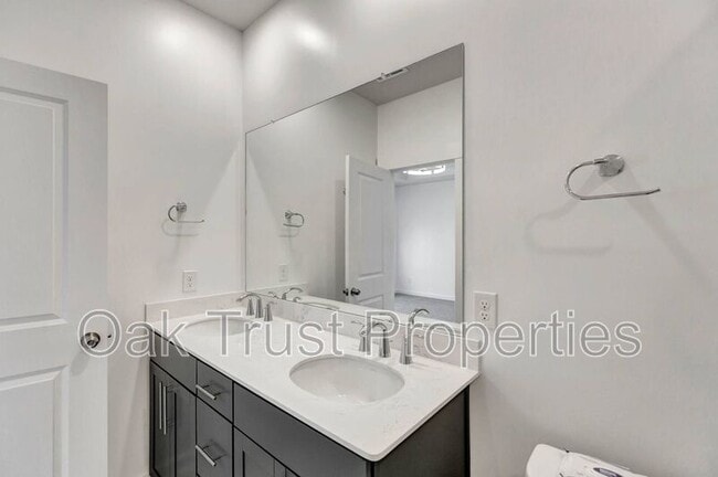 Building Photo - 236 Somerset Acrs Dr