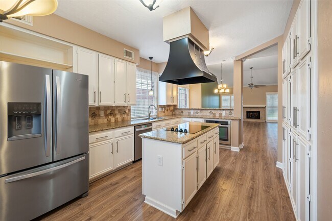 Building Photo - 7911 Hidden Oaks Ln