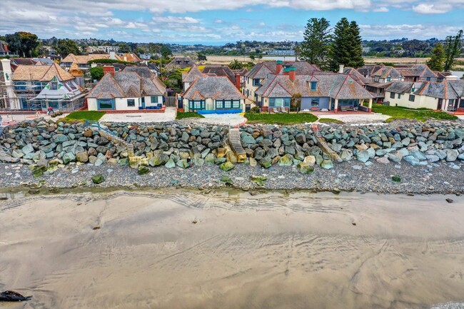 Building Photo - 2022 S Coast Hwy