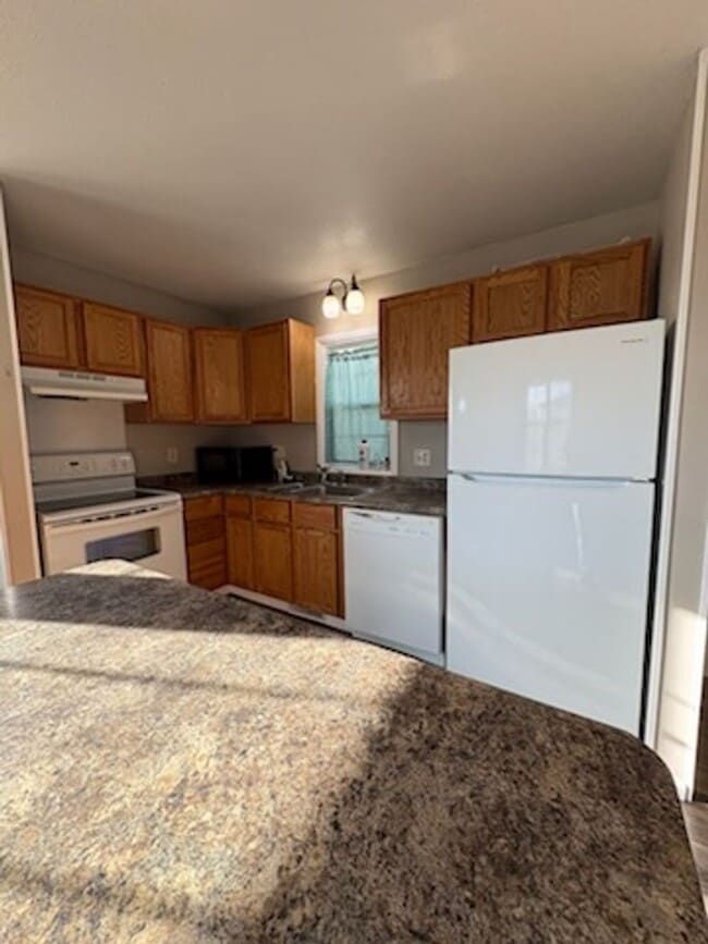 Building Photo - 3 BED | 2 BATH | SINGLE LEVEL | NORTH