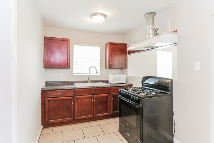 Building Photo - 8914 Cardella Ave