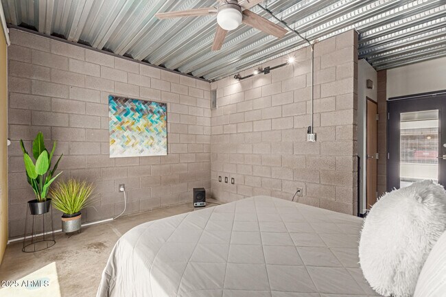 Building Photo - 727 E Portland St