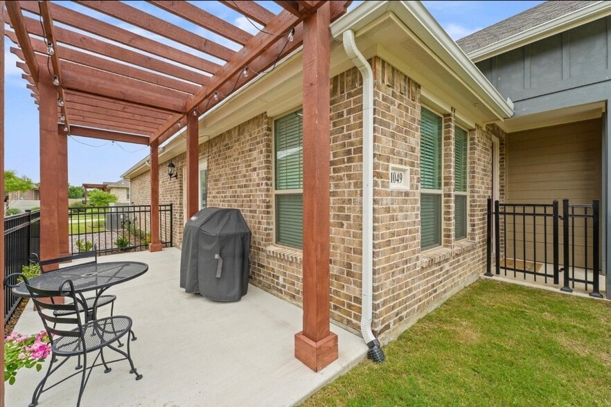 Patio - 1049 4th St