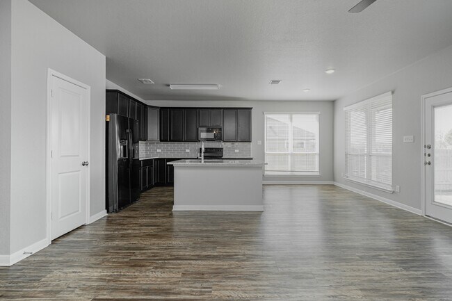 Building Photo - 536 Fallbrook Dr