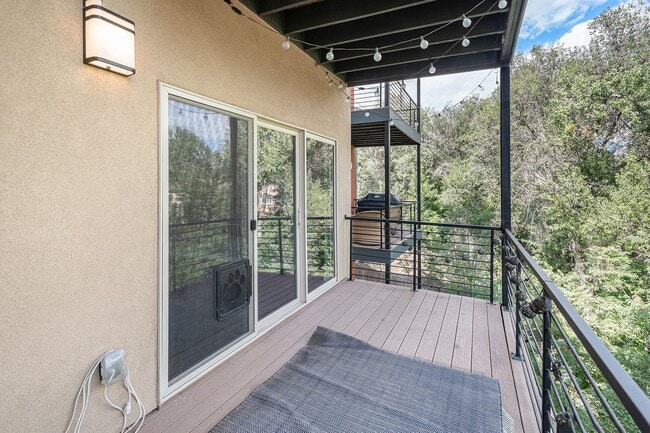 Building Photo - Creekside Townhome with Balconies on Every...