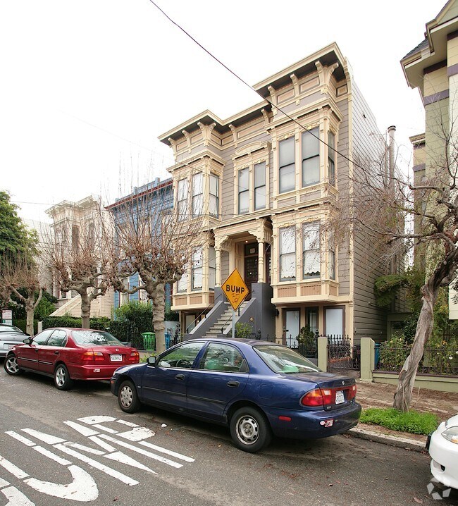 Building Photo - 208 Fair Oaks St