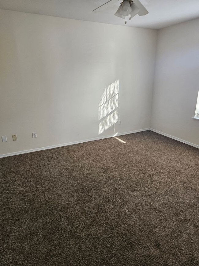 Building Photo - 2BD/1BA Duplex