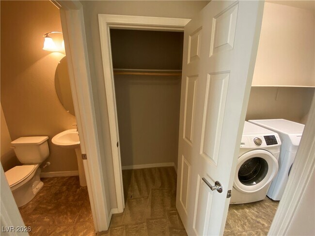 Building Photo - 8033 Ancient Oaks Ave