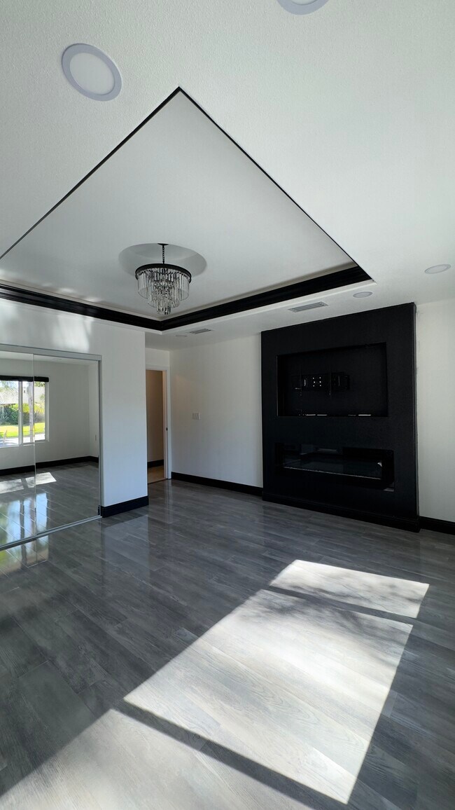 Building Photo - 6552 N Augusta St