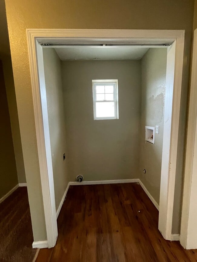 Building Photo - 2 bed/ 1 bath Single Family House