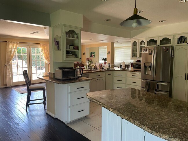 Building Photo - Spacious East Ventura 4 Bedroom 2 Bath Pool Home