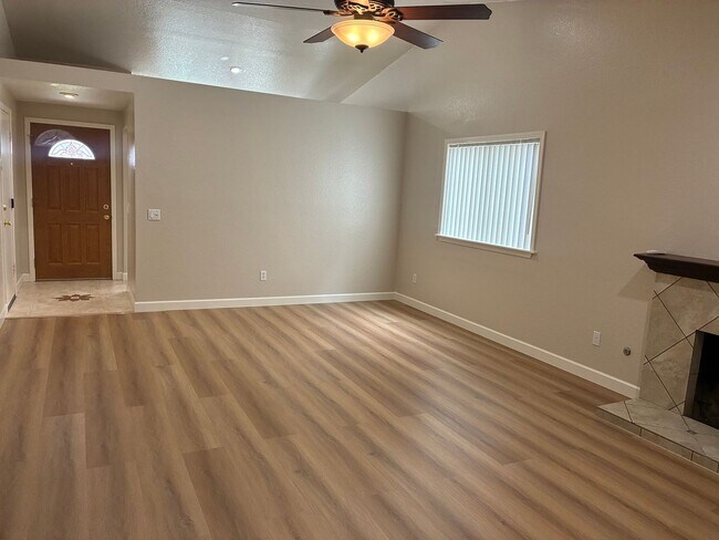 Building Photo - 3 Bedrooms with big backyard