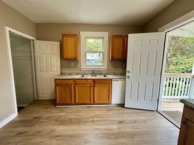 Building Photo - 102 Ivy St