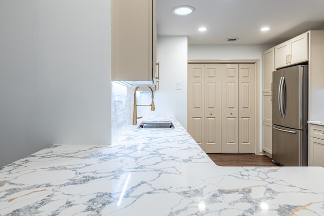 Building Photo - 632 Applegate Ln