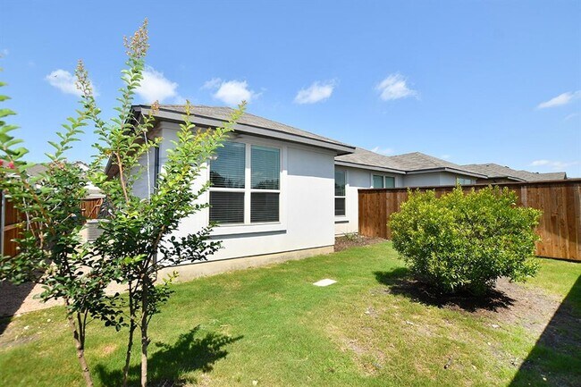 Building Photo - 424 Parkline Dr