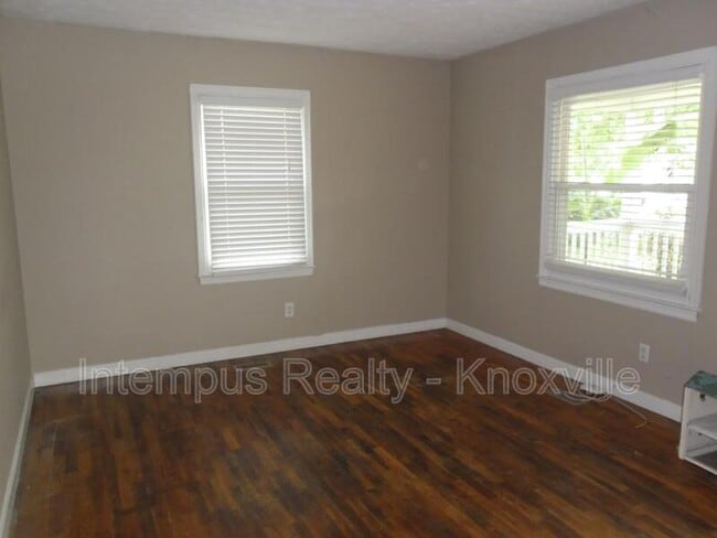 Building Photo - 805 Centeroak Dr