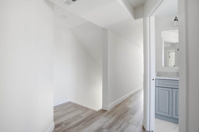 Building Photo - 23 Blake St