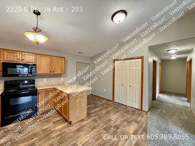 Building Photo - 2220 Devon Ave