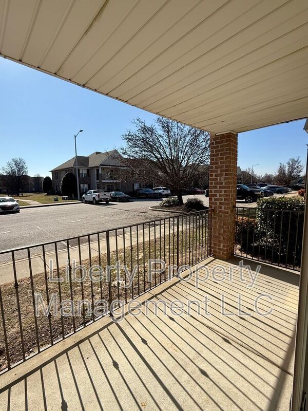 Building Photo - 1800 Balmoral Dr