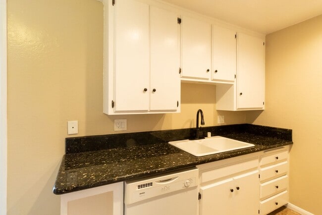Building Photo - One Bedroom Condo w/ On-Site Parking Near ...