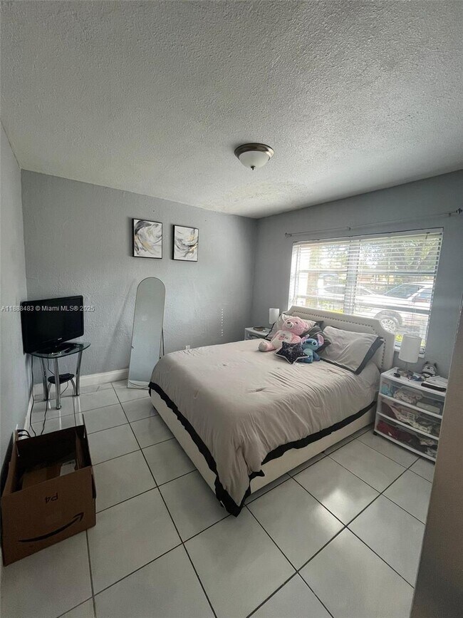 Building Photo - 13715 Kendale Lakes Cir