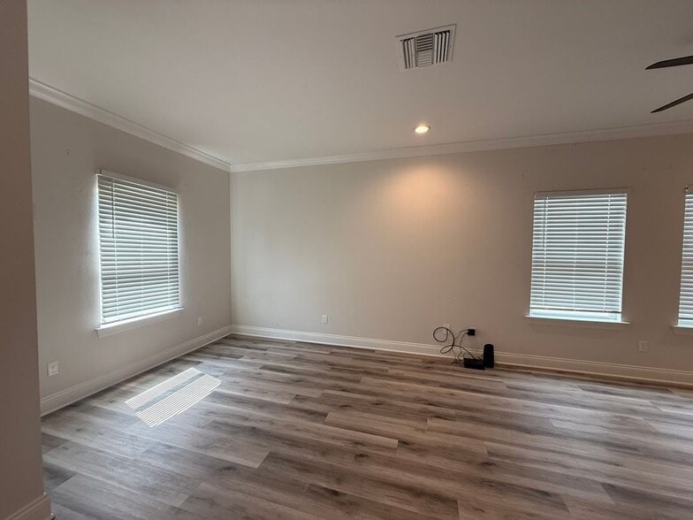 Building Photo - 57415 Oak Ave