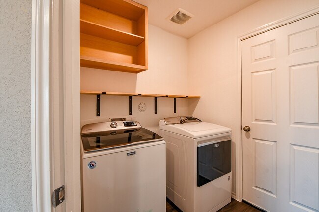 Building Photo - 11072 N Lake Mist Ln