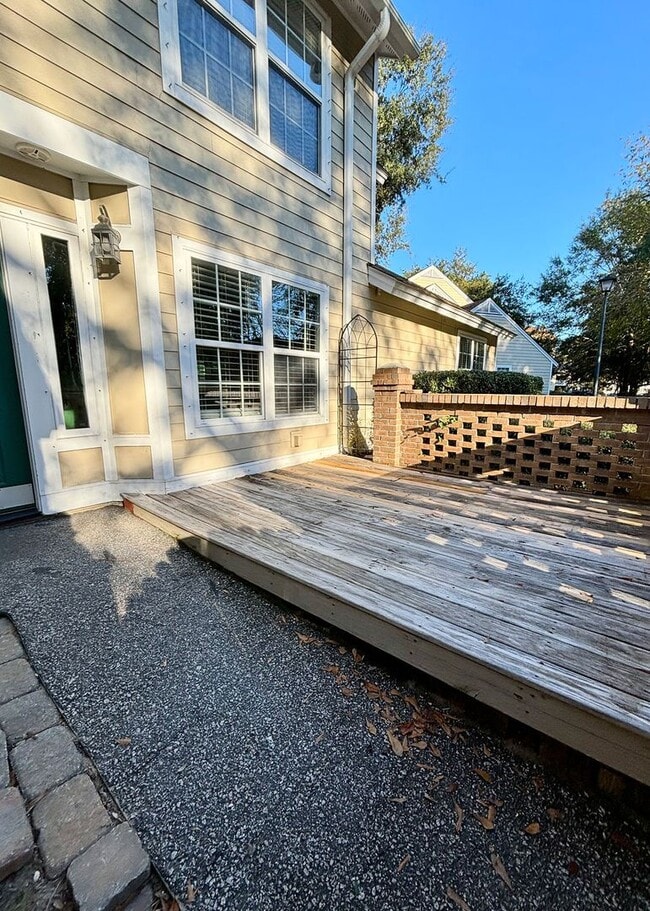 Building Photo - Available 1/10. Beautiful 3BR/3 BA Townhom...