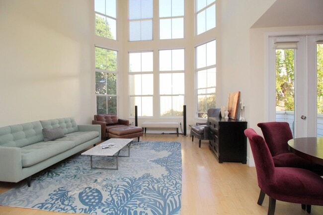 Building Photo - Best deal in the Dogpatch! Spacious top floor 2 bedroom loft. Plenty of natural light and up to d...