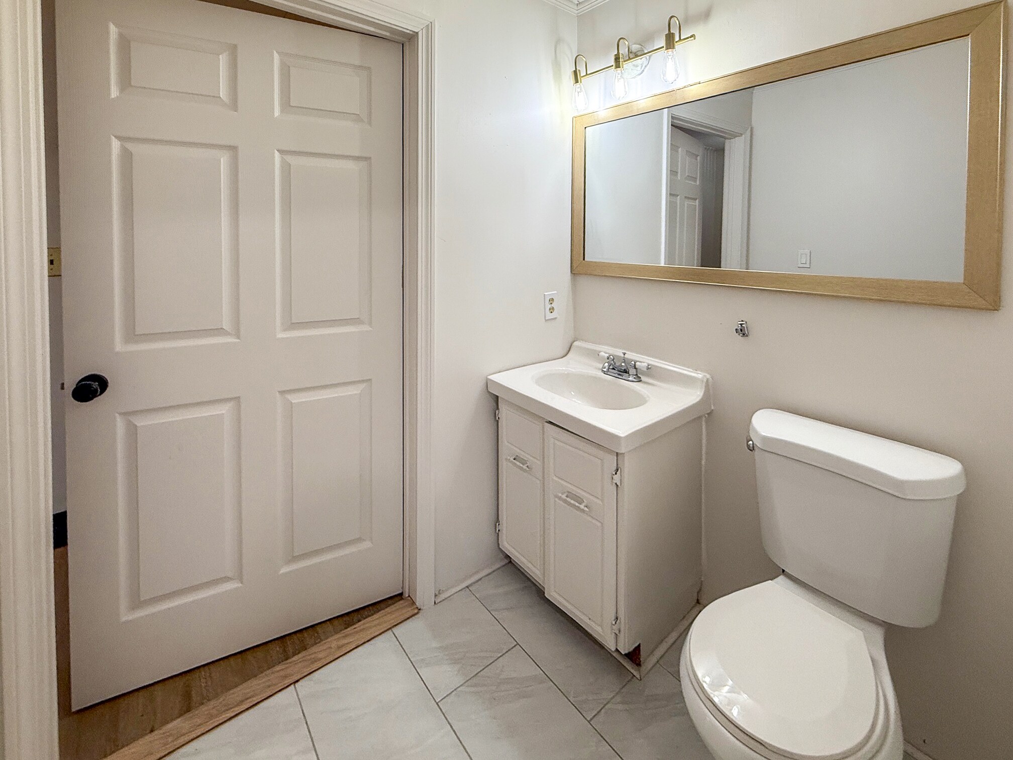 Jack & Jill Bathroom - 9 Mount Pleasant St