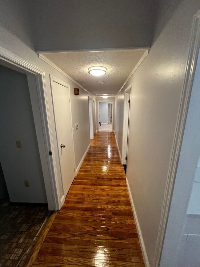 Building Photo - 4-Bedroom, 2-Bath Home with Modern Comforts in Tyngsboro, MA