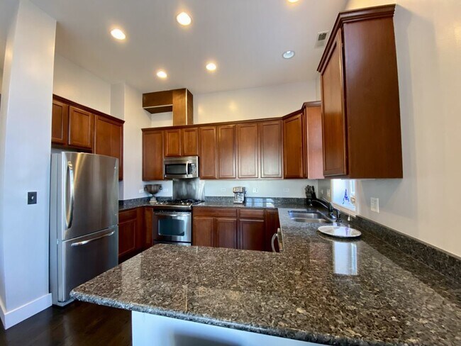 Building Photo - 744 N May St