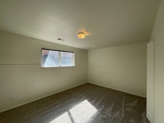 Building Photo - Charming 2 bedroom 1.5 bath in the heart o...