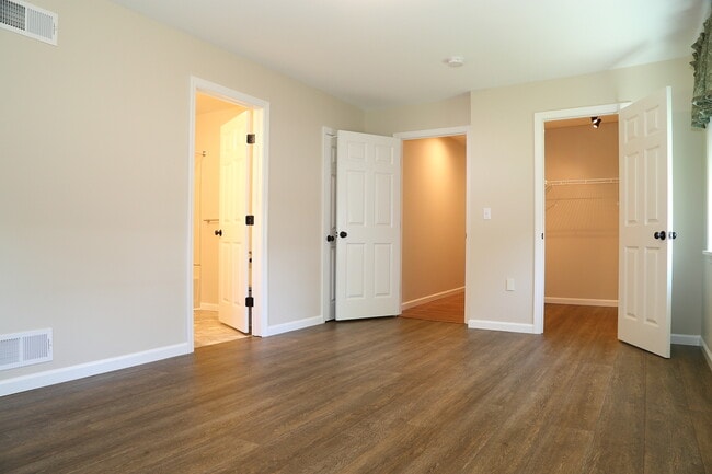 Building Photo - 107 1st St