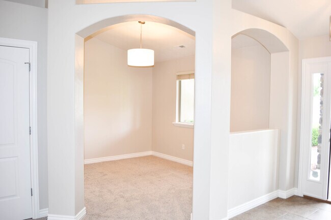 Building Photo - Idyllic Provo home w LOTS of garage space!
