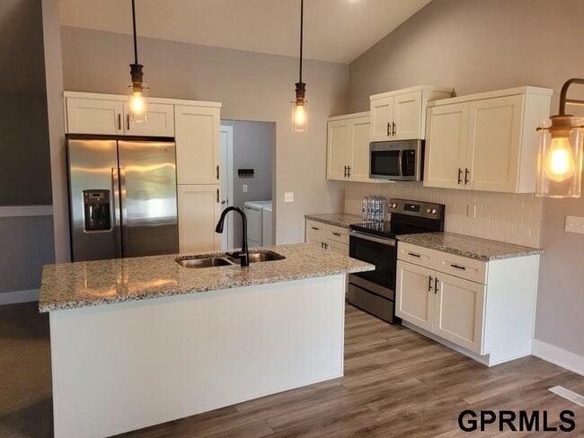 Building Photo - 3031 Lakeside Dr