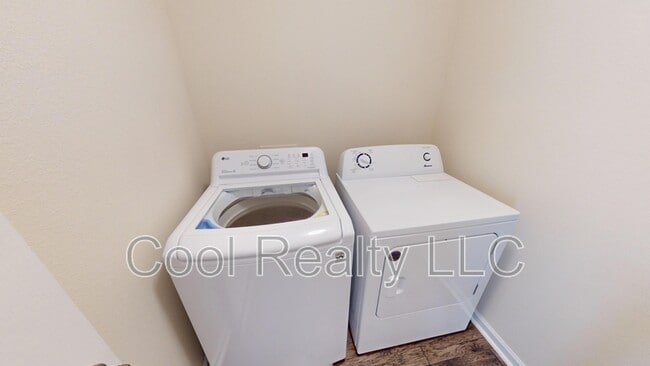 Building Photo - 2489 Oak Stream Dr