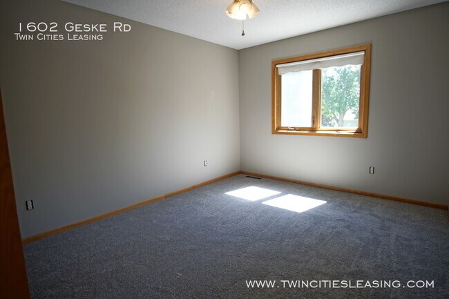 Building Photo - NEW: Carpet and paint throughout!  3 Beds ...